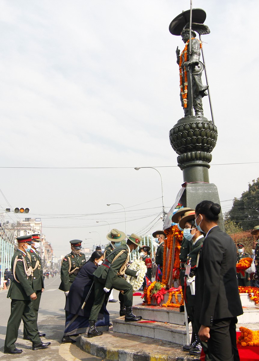 राष्ट्रपति भण्डारीद्वारा पृथ्वीनारायण शाहको शालिकमा माल्यार्पण 